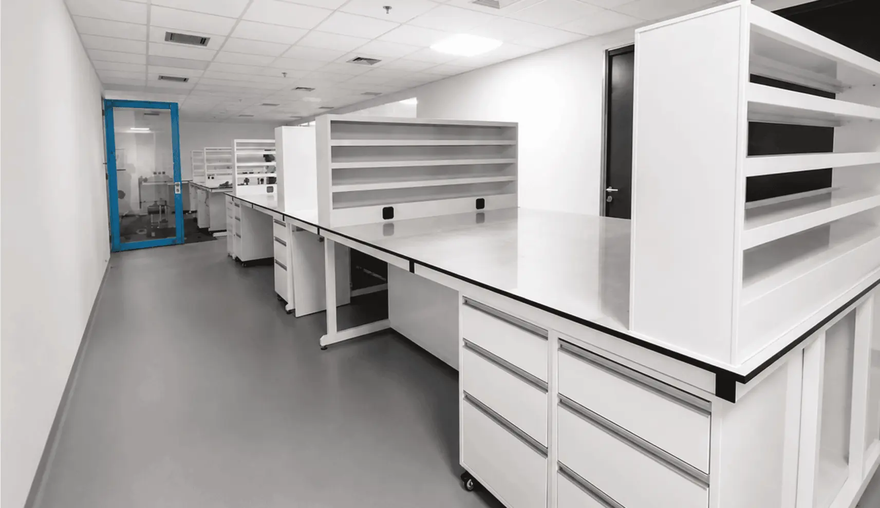 Interior laboratorium industri dengan meja kerja dan penyimpanan