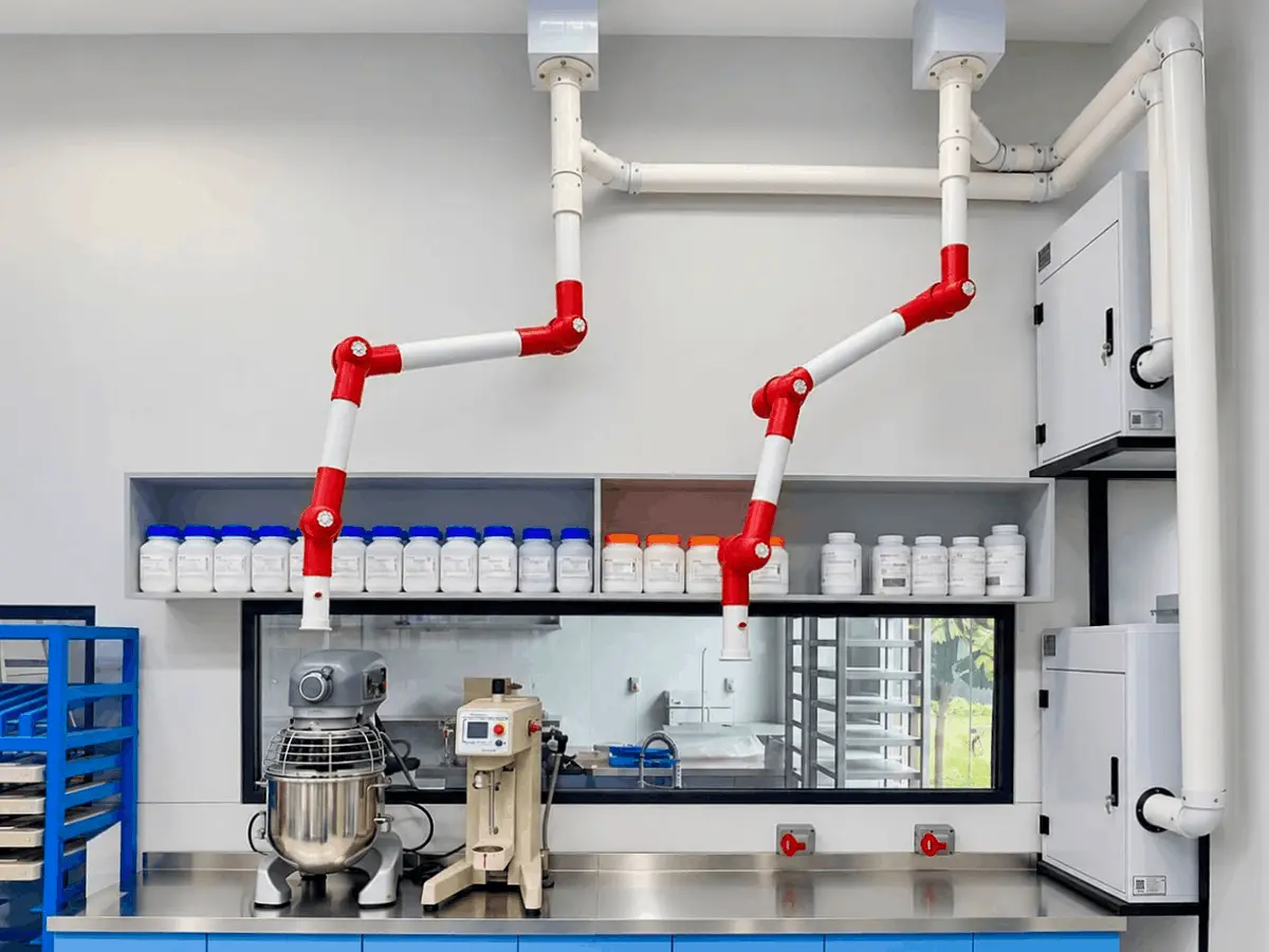 Interior laboratorium industri dengan meja kerja dan penyimpanan